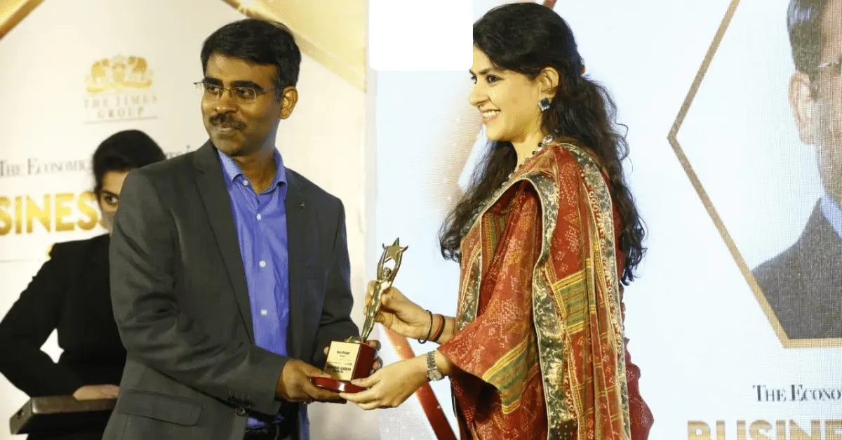 Ravi-Receiving-Award-1
